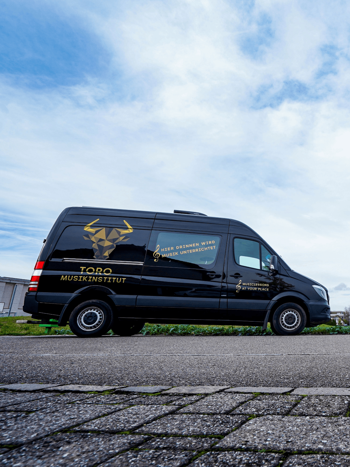 Toro Musikbus — Innenraum mit Instrumenten