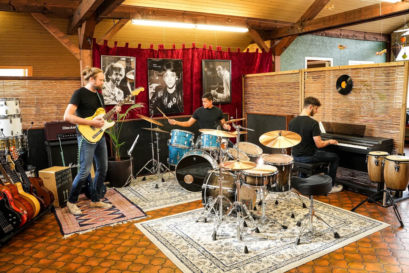 Die Band beim gemeinsamen Proben im Studio